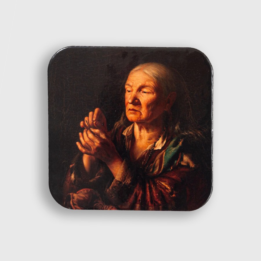 Puodelio padėkliukas „Senutė veria siūlą į adatą“